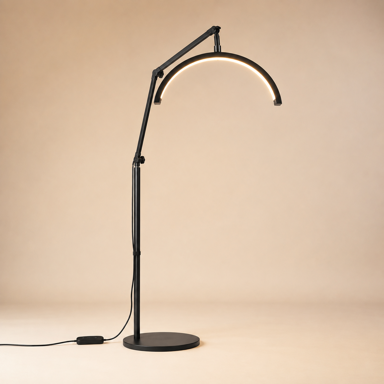 Lampe demi-lune pour extension de cils sur pied, allumée