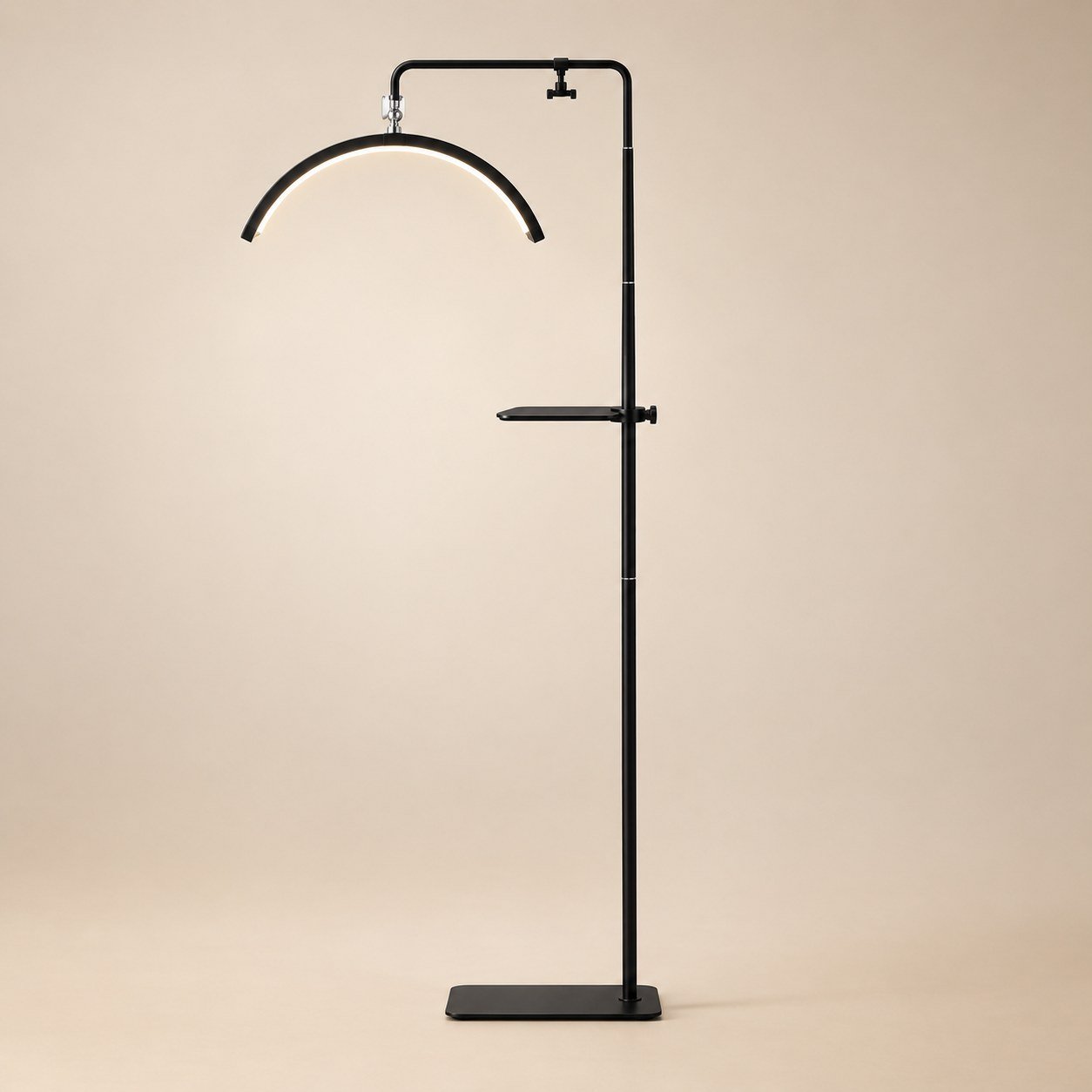 Lampe demi-lune Pro sur pied : arc noir suspendu à une potence, mât télescopique, tablette et socle plat