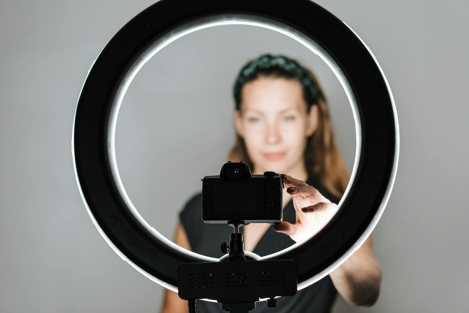 Anneau lumineux LED allumé vu de face, appareil photo monté en son centre