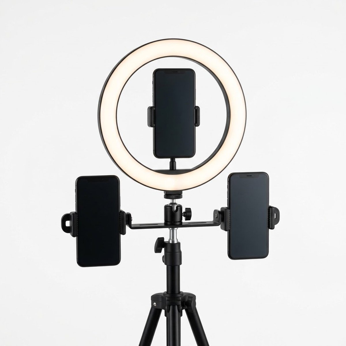Gros plan de la ring light à 3 supports : un téléphone dans l'anneau, deux sur la barre latérale