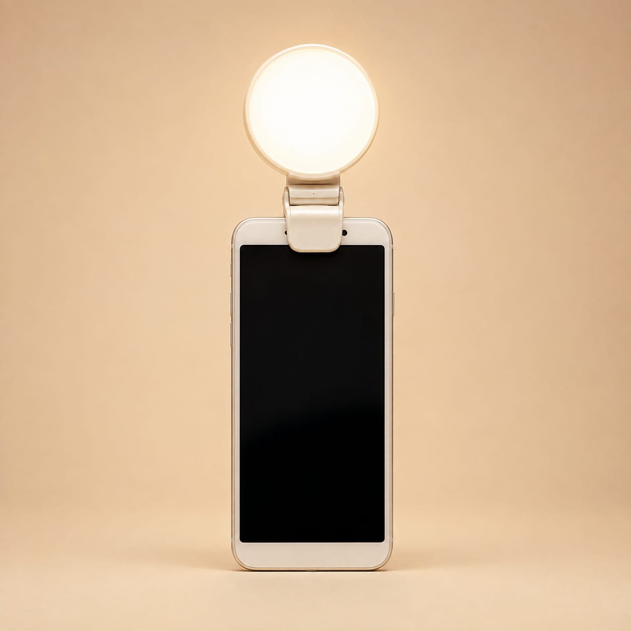 Ring light téléphone allumé, clipsé sur le haut de l'écran