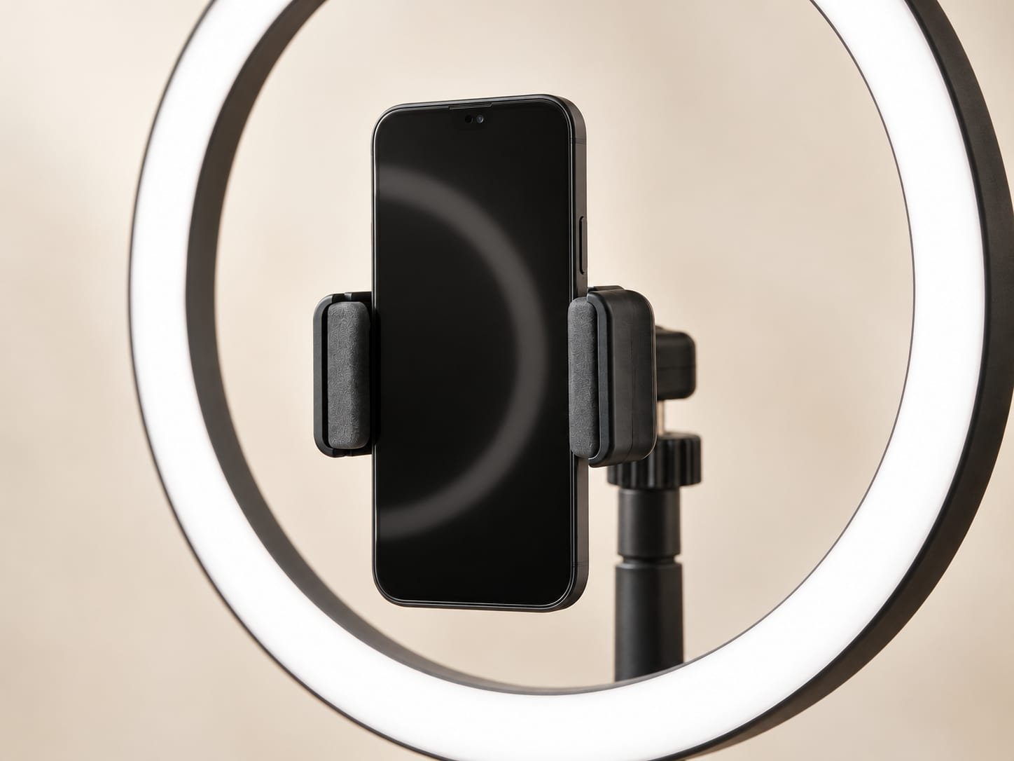 Gros plan du support universel serrant un smartphone au centre de l'anneau allumé
