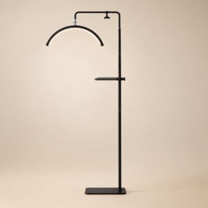 Lampe demi-lune Pro sur pied : arc noir suspendu à une potence, mât télescopique, tablette et socle plat